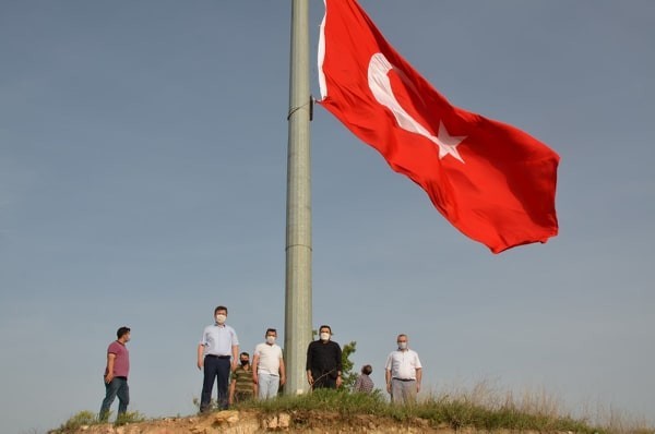 101. yılda 101 metrekarelik dev Türk bayrağı göndere çekildi 
