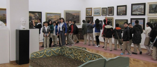 Müzedeki ahlâksız resimler minik beyinleri kirletiyor