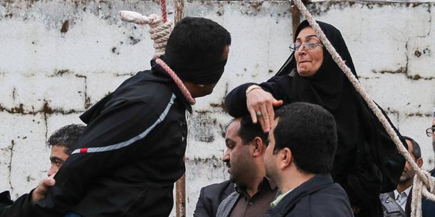 Oğlunun katilini darağacında affetti!