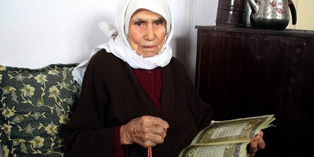 102 yaşında Kur'an okumayı öğreniyor
