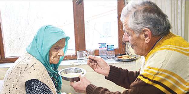 102 yaşındaki annesine gözü gibi bakıyor