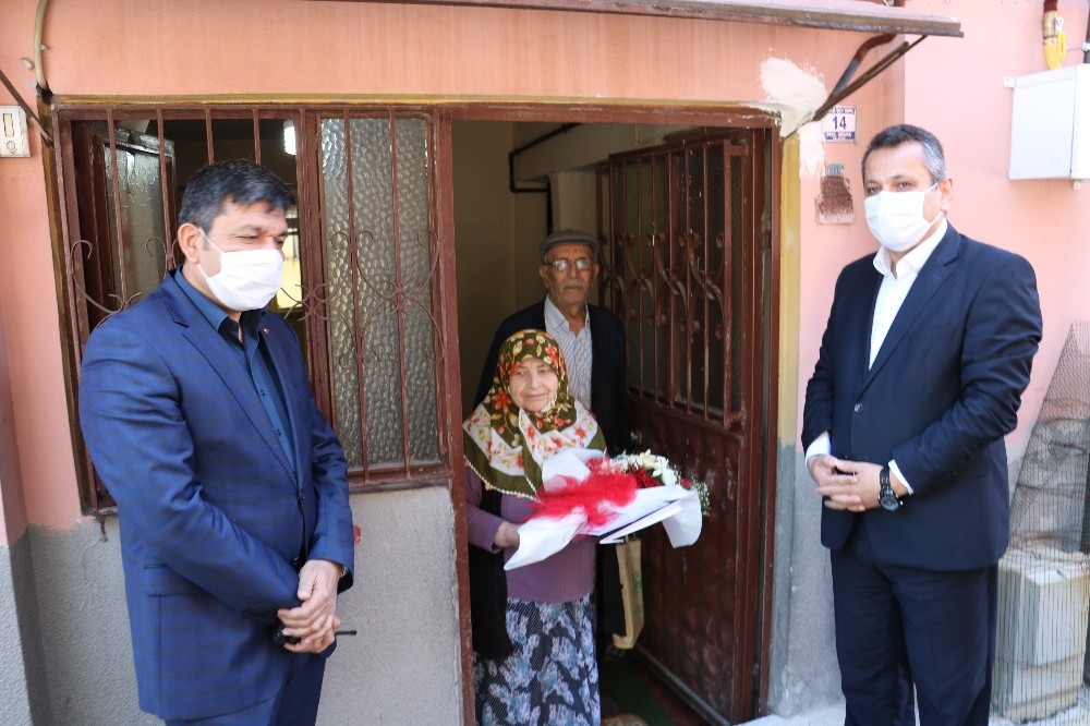 102 yaşındaki Döndü nineye Anneler Günü sürprizi 