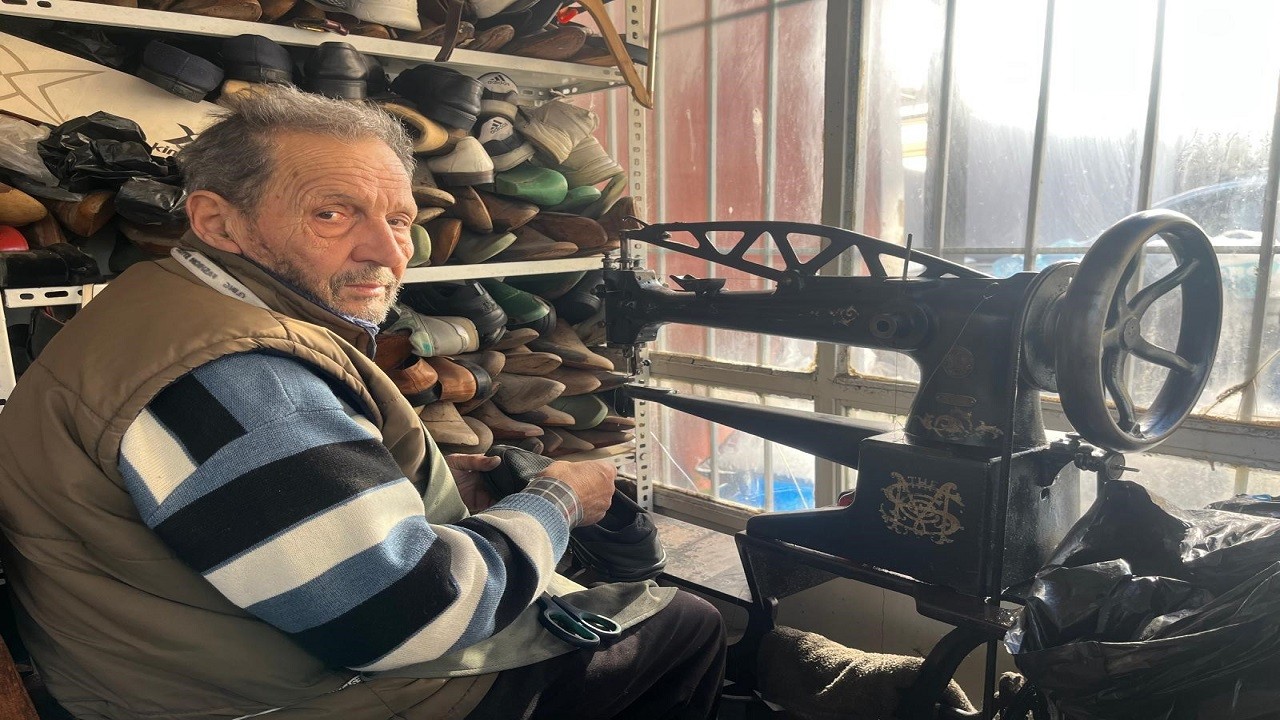 102 yaşındaki makineyle 57 yıldır ayakkabı tamir ediyor