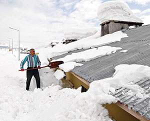 Tek katlı evler kara gömüldü