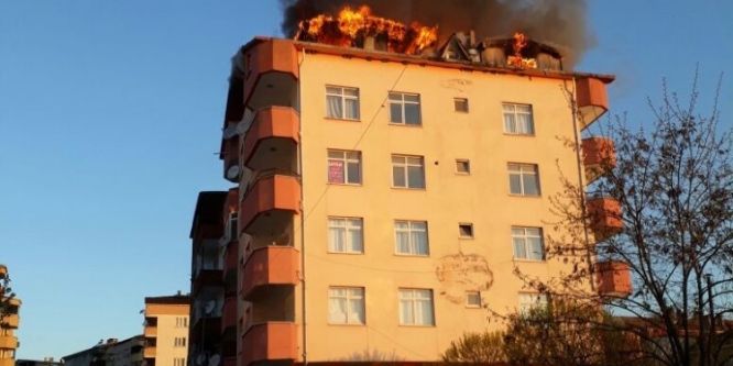 Çatalzeytin’de apartmanın çatısı yandı