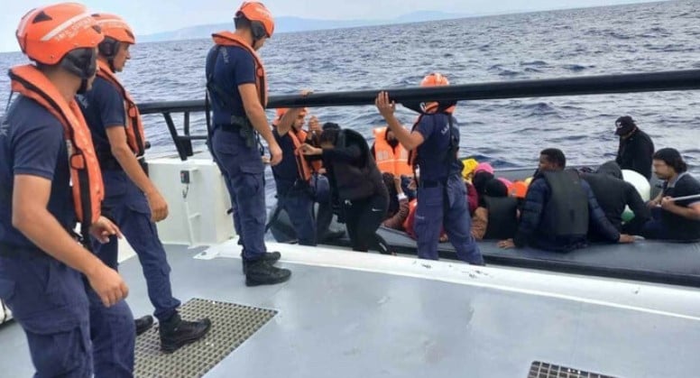 104 düzensiz göçmen ve 3 kaçakçı yakalandı