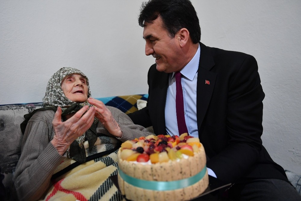 105 yaşındaki nineye doğum günü sürprizi 