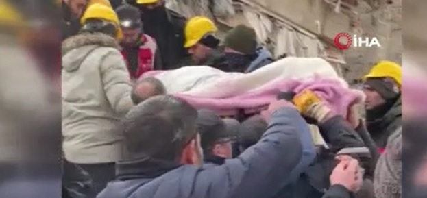 106 saat sonra gelen sevinç! Anne ve 2 kızı böyle kurtuldu