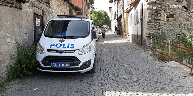 106 yaşındaki kadın bahçede ölü bulundu