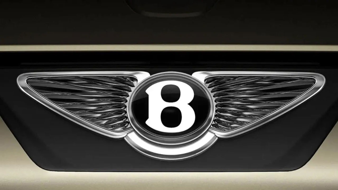 106 yıllık ambleme modern dokunuş! Dünyaca ünlü otomobil devi logosunu değiştirdi