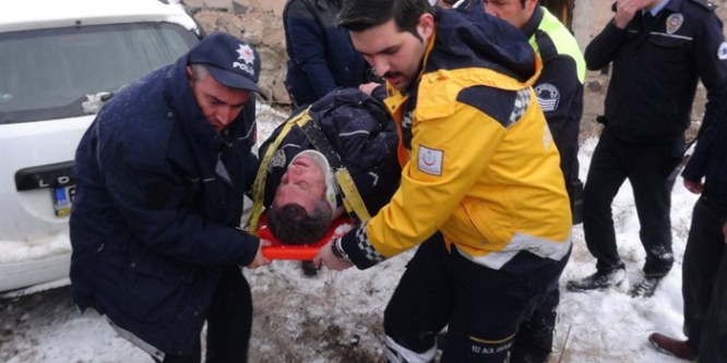 Kazaya müdahale eden polise otomobil çarptı!