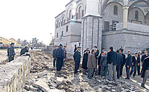 Caminin girişine duvar