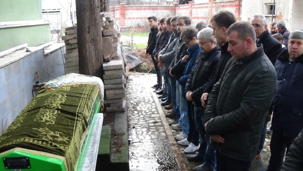 107 yaşında hayatını kaybeden Şükriye Nine toprağa verildi 