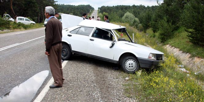 Tekerleği fırlayan otomobil takla attı: 4 yaralı