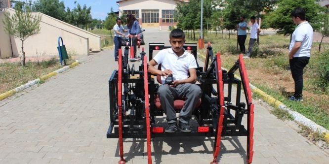 Öğrencilerin yaptığı robotlar yoğun ilgi görüyor
