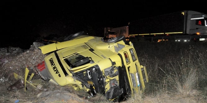 Devrilen TIR’da can pazarı: 1 ölü, 1 yaralı