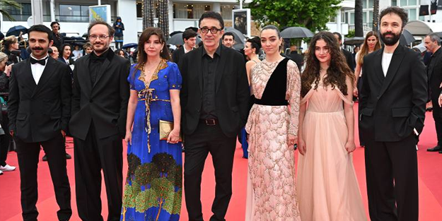 11 dakika boyunca ayakta alkışlandı... Nuri Bilge Ceylan’ın yeni filmi 'Kuru Otlar Üstüne' Cannes'da gösterildi