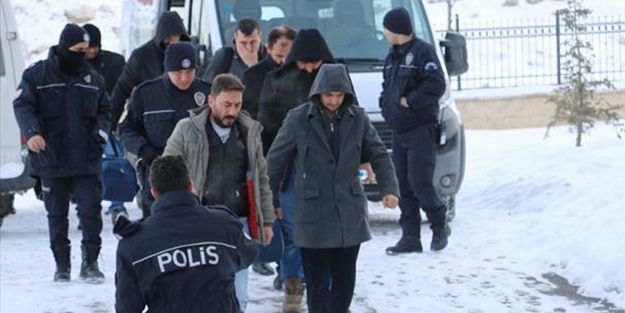 11 polis FETÖ'den tutuklandı
