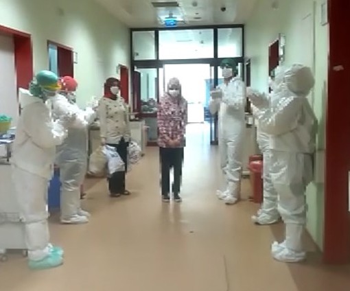 11 yaşında koronayı yendi, alkışlarla taburcu edildi 