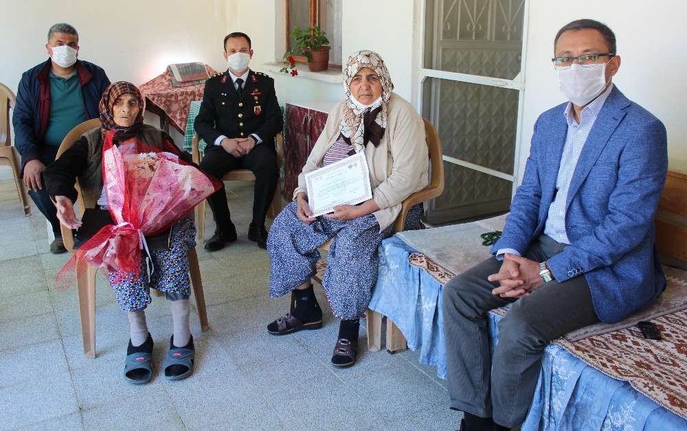 110 yaşındaki Hanım Ölmez’in Anneler Günü’nü kutladılar 
