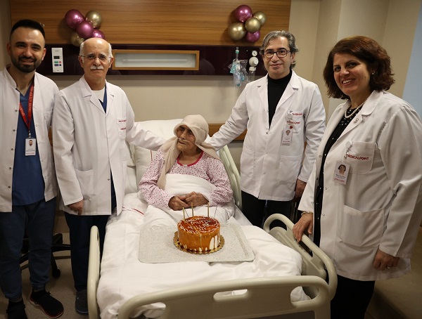 111 yaşında hayata böyle tutundu