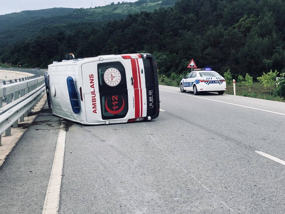112 ambulansı devrildi: 1 yaralı 