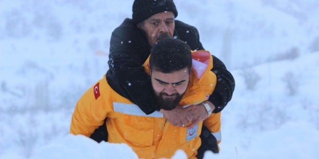 112 görevlisi hastayı metrelerce sırtında taşıdı