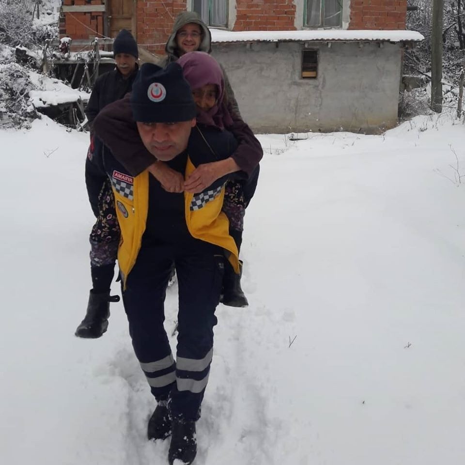 112 personeli hastayı sırtında taşıdı 