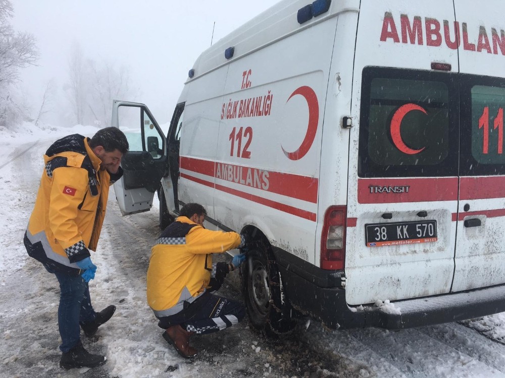 112 personelini doğal afetler de hizmet vermekten alı koyamıyor 