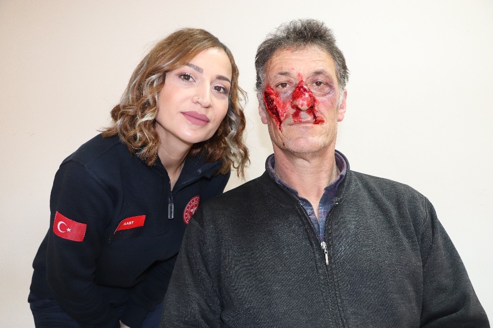 112 tatbikatlarının vazgeçilmez ’makyaj ustası’ 