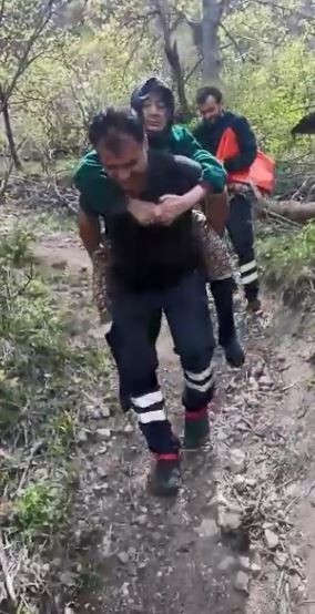 112’i çalışanı 82 yaşındaki hasta nineyi sırtında böyle taşıdı 