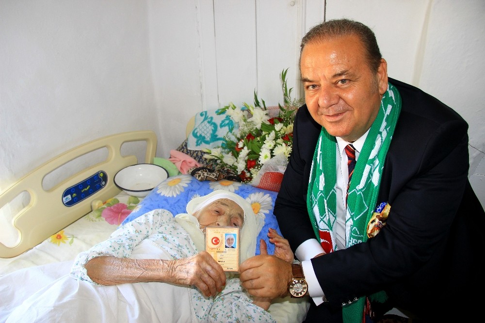 113 yaşındaki Ayşe nine toprağa verildi 