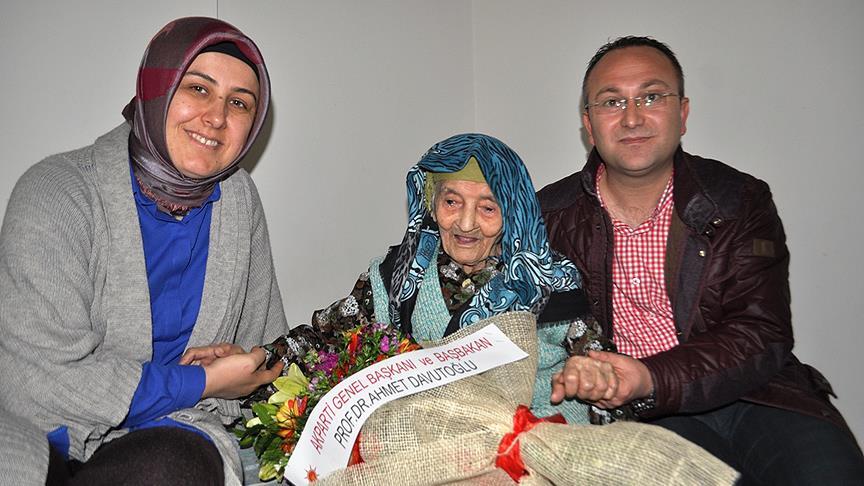 113 yaşındaki Ayşe nineye Kadınlar Günü çiçeği