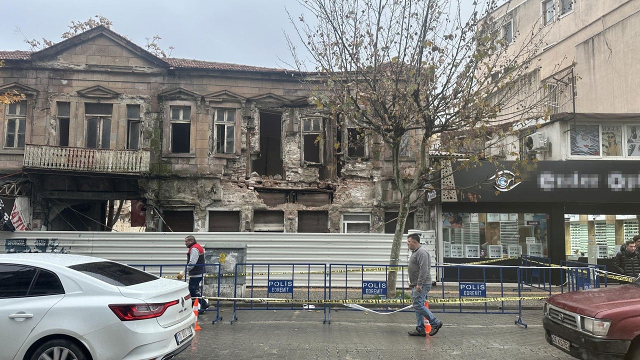 113 yıllık tarihi han tehlike saçtı! Parçalar yola düştü