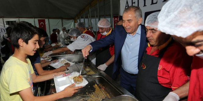 Denizli’de kurulan ilk iftara yoğun katılım