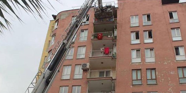 115 kiloluk kadının cenazesini evden itfaiye çıkardı