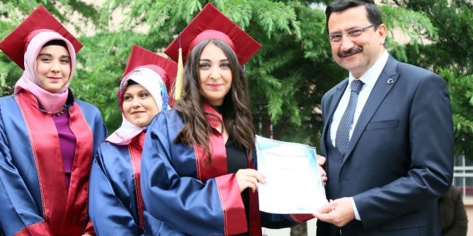 Başkan Ak mezuniyet törenine katıldı