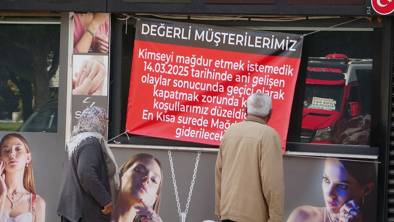 116 kişi mağdur oldu! 120 milyonluk vurgunla suçlanan kuyumcudan pankartlı savunma