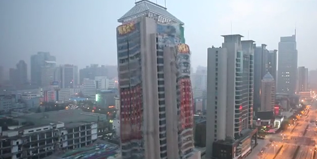 Gökdelen bir anda tuzla buz oldu