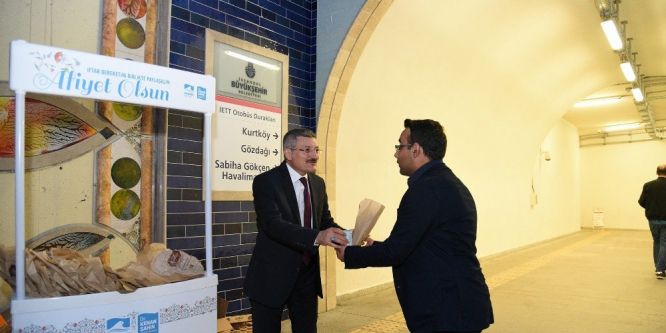 Metro’da iftar sürprizi