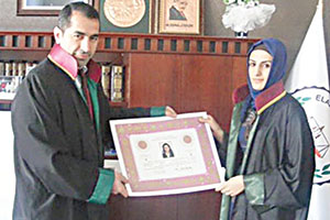 Örtülü avukata ruhsat da duruşma da serbest