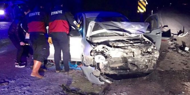 Çorum’da iki otomobil birbirine girdi: 10 yaralı