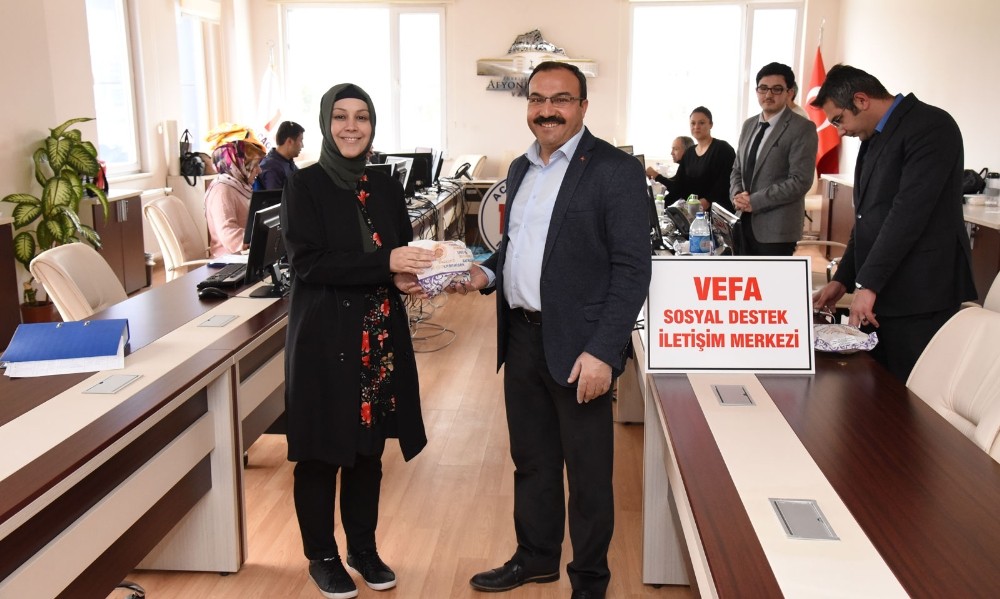 12 Acil Çağrı ve Vefa Sosyal Destek İletişim Merkezi çalışanların meyve ikramı 