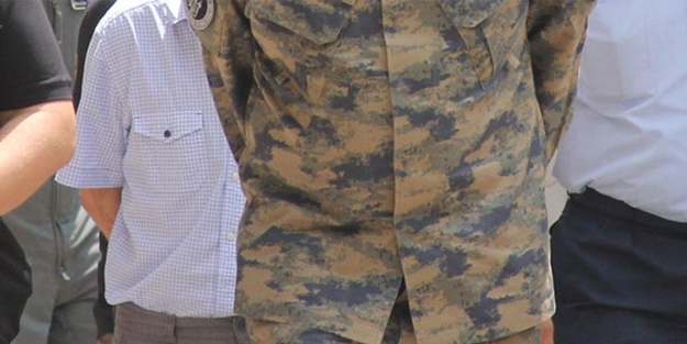 12 asker FETÖ'den tutuklandı