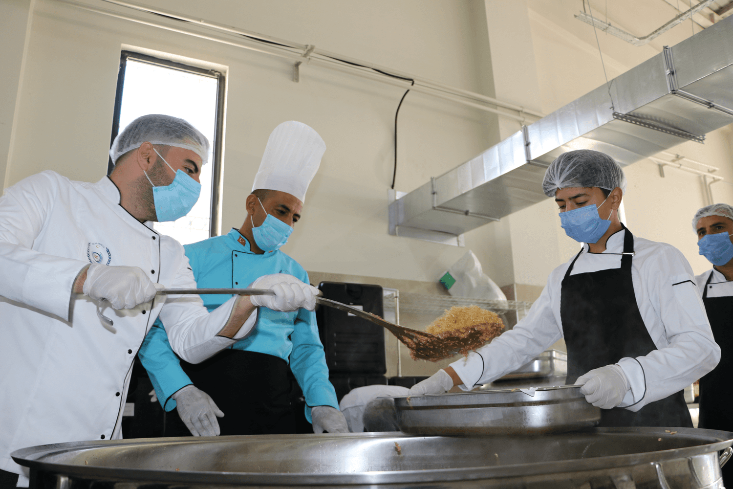 12 bin öğrenciye yemek hazırlıyorlar! Catering firması gibi meslek lisesi