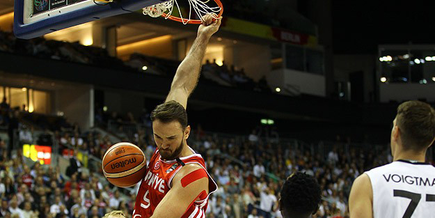 '12 Dev Adam' Panzeri devirdi