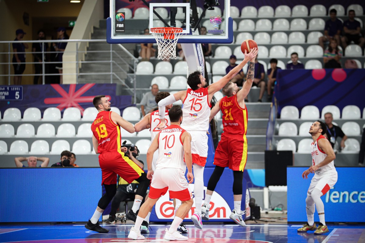 12 Dev Adam, Avrupa Şampiyonası'na galibiyetle başladı