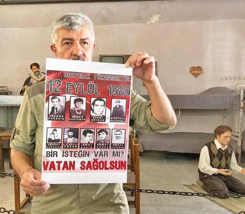 12 Eylül'ün yıldönümünde Kenan Evren'in mezarında protesto: Kenan Evren'e lanet okudu