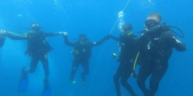 12 metre derinlikte yaptılar! Bu dalgıçların yaptığını kimse yapmadı