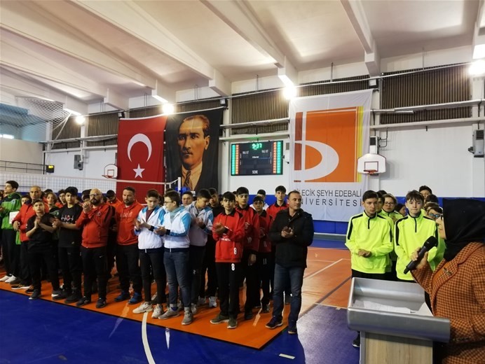 12 takım ve 220 sporcu yarı final için ter döküyor 